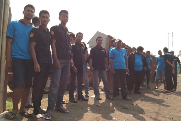 Pemuda Waruduwur Blokade Aktivitas Subkontrak PLTU II Cirebon