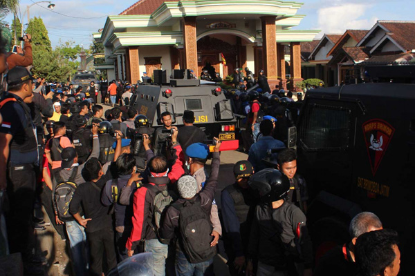 (1) Suasana Padepokan Kanjeng Dimas; Ada Panggung Hiburan Saat Jenuh Menunggu Pencairan