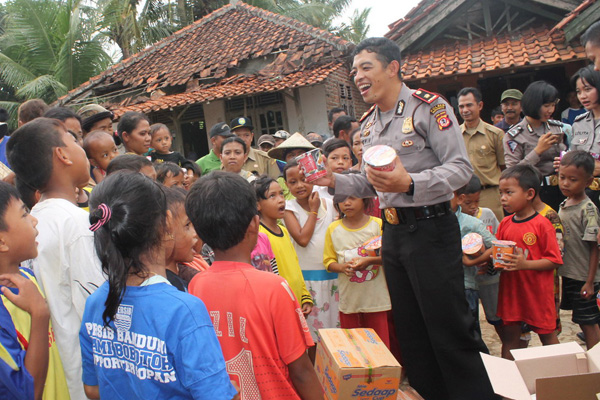 Polisi Indramayu Ajak Anak-Anak Korban Puting Beliung Nyanyi Bareng