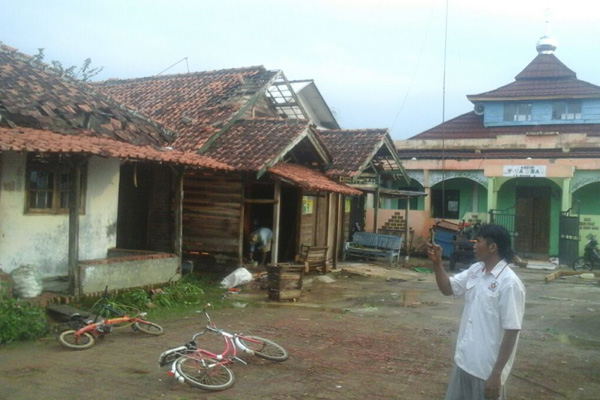 Puting Beliung Indramayu; 1 Masjid dan 23 Rumah Rusak