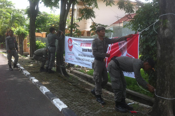 Pol PP Mulai Beresi Spanduk Pilbup Majalengka