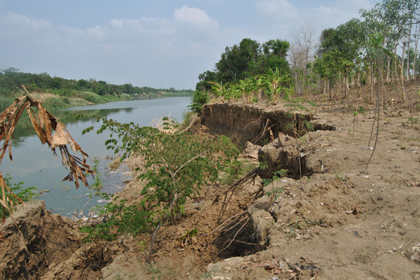 Tanggul Cimanuk Kritis, Warga Waswas Banjir Bandang