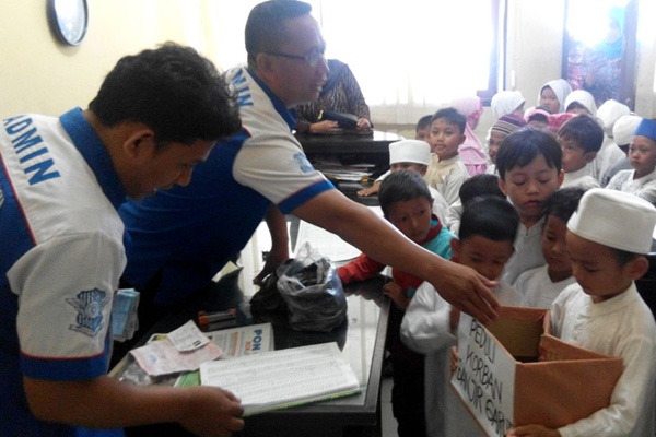 Warga dan Anak Sekolah Ramai-ramai Galang Dana Bencana