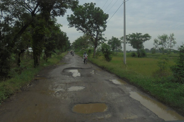 Jalan Gandu-Balida Jatitujuh Rusak Parah