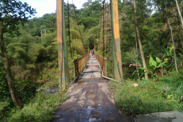 Jembatan Gantung Penghubung 3 Kecamatan Bikin Ngeri