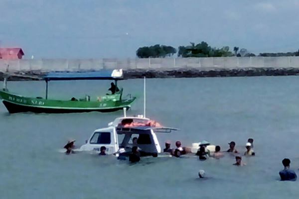 Perahu Pemantau Cabor Layar Bocor dan Tenggelam