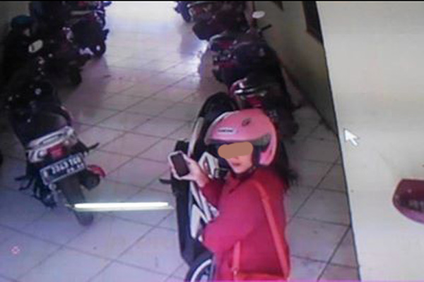 Gadis Berbaju Pink Berhasil Curi 4 Helm, Aksinya Terekam CCTV
