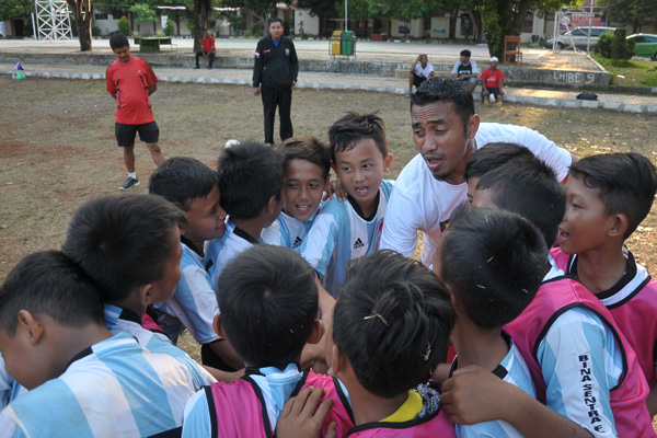 Firman Utina Motivasi Anak-anak Cirebon