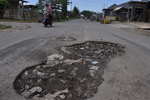Jalan Rusak di Cirebon Timur  Ganggu Aktivitas Siswa