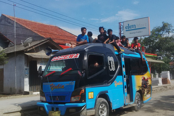 Pelajar WTC Biasa Naik di Atap Angkutan Umum