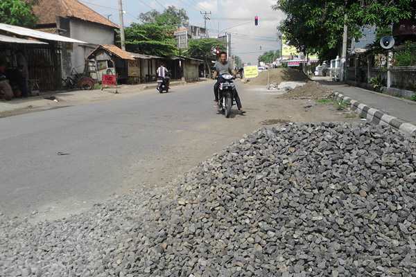 Cuma Dihotmix, Warga Pabuaran Tagih Betonisasi Jalan