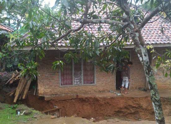 Hujan Semalaman, Tiga Desa di Kuningan Terkena Longsor