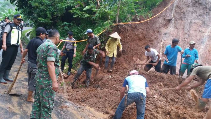 Sawah Milik Suwarta Longsor, Tutup Akses Jalan Desa Kertayuga