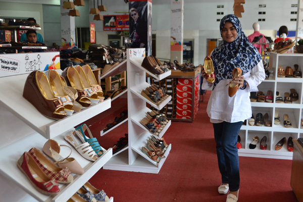 Ada Bazar Sepatu Murah di Surya Toserba