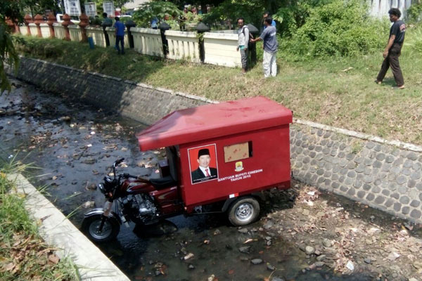 Kendaraan Bantuan Bupati Cirebon Nyemplung ke Sungai