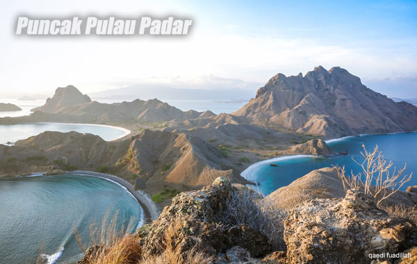 Surga Cantik Itu Terlihat Jelas dari Puncak Pulau Padar