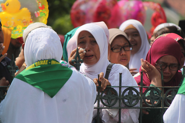 Tangis Haru Sanak Famili, Warnai Keberangkatan Jemaah Haji