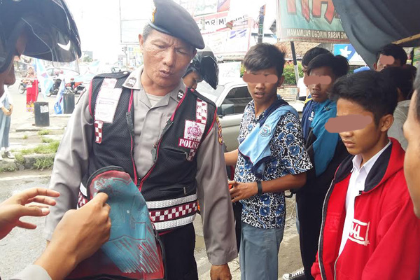 Polisi Periksa Siswa yang Berkumpul di Lampu Merah Weru