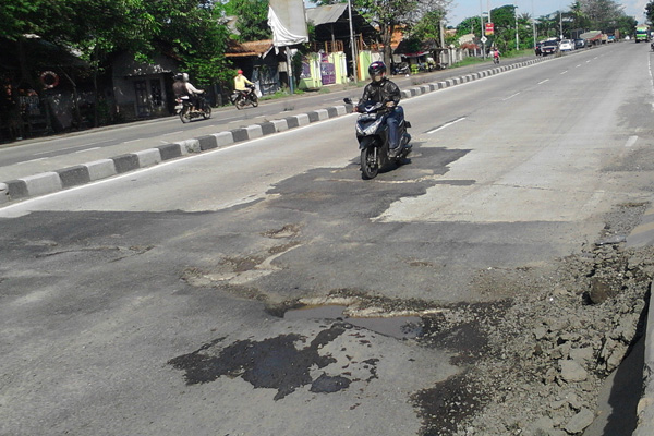 Awas Lintasi Jalan Layang Gebang, Banyak Lubang