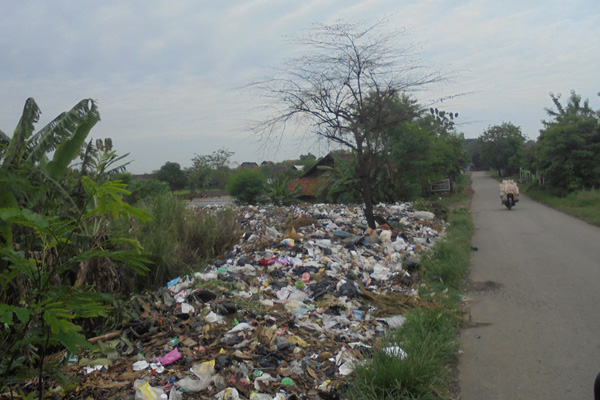 Bau dan Pemandangan Sampah Berserakan di Batas Gandu-Balida