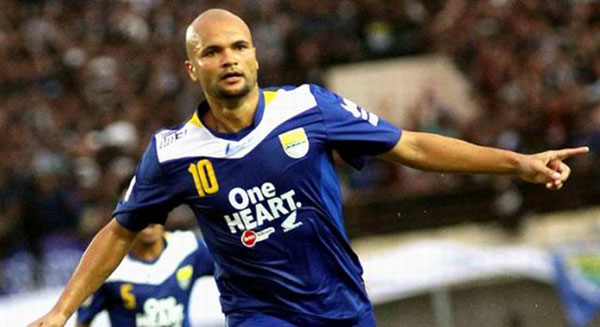 Persib, SvD Ngeluh Jarang Dapat Bola