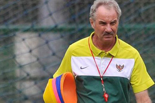 Timnas Indonesia, Riedl Enggan Rumput Bermotif