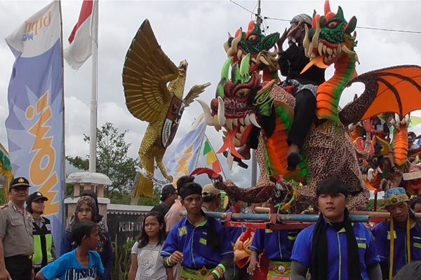 Wayang Kulit dan Arak-arakan Semarakkan Unjungan Desa Kebulen