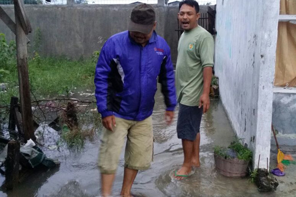 Warga Perumahan Gintung Kelukan Pagar Pembatas Pabrik Rotan