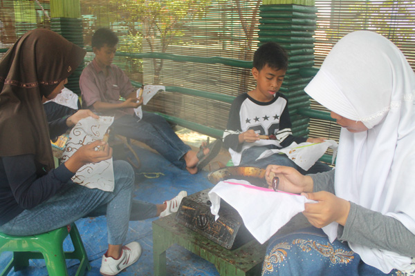 Hari Batik Nasional, Puluhan Pelajar Diajak Praktik Membatik