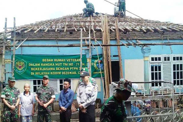 Sambut HUT TNI, Kodim Cirebon Bedah Rumah Veteran