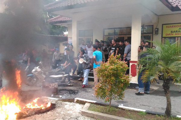 Mencekam, Polsek Talun Didemo Kalangan Wartawan Cirebon
