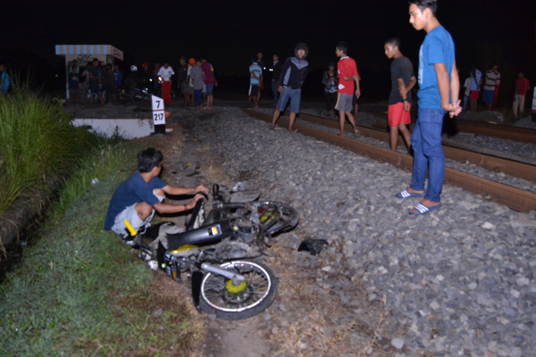 Akibat Kurang Konsen, Warga Depok Ditabrak Kereta di Mundu Pesisir