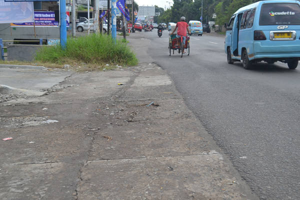 Trotoar Jalan Tuparev Tidak Layak Disebut Trotoar