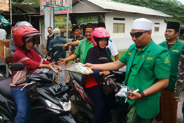 Hari Santri Nasional, GP Ansor Kabupaten Cirebon Bagi-bagi Sarung