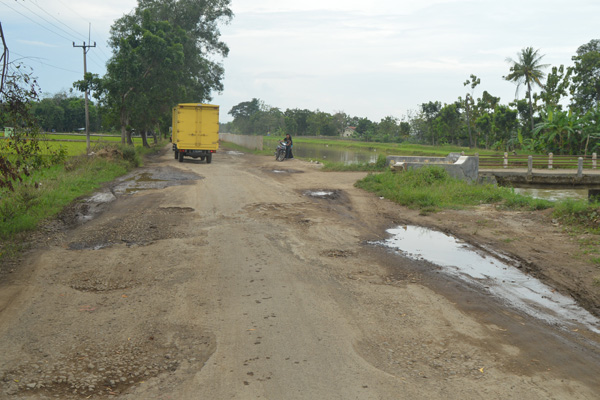 Dari Indramayu ke Majalengka Lewati Jalan Rusak Ini