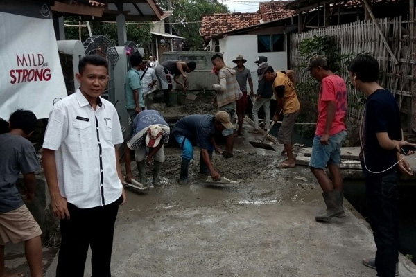 Pemdes Jatibarang Baru Sedang Betonisasi Jalan Desa