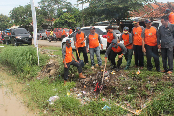 1.000 Relawan Bersihkan Saluran Sekunder di Kandanghaur