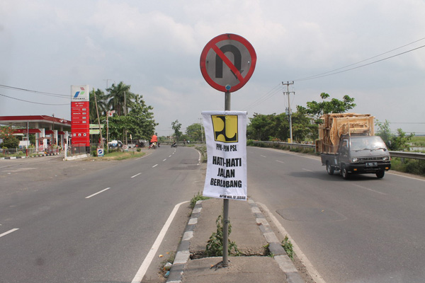 Jalan Rusak di Kandanghaur, PU Cuma Pasang Imbauan