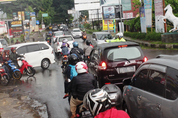 Libur Tahun Baru Hijriyah, Arus Lalu Lintas di Kuningan Padat