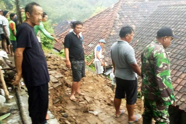 Hujan Deras, 1 Rumah Ambruk, 1 Balita Tetimpa Longsor