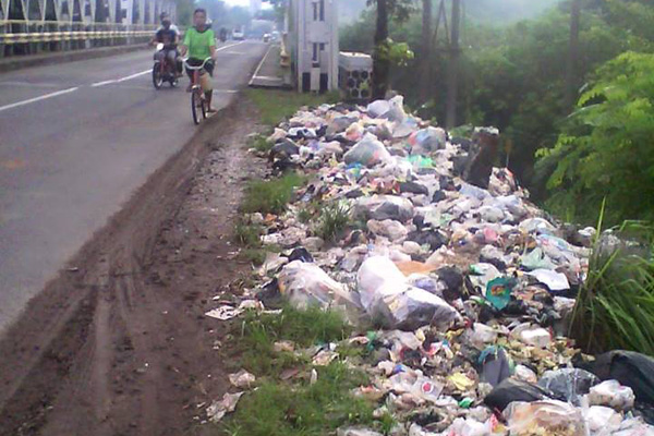 Tumpukan Sampah di Pinggir Jalan Jatiwangi-Cirebon Jadi Perhatian Warga