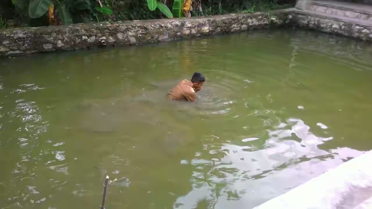 Terlibat Tawuran, Siswa Dihukum Mandi di Kolam Ikan