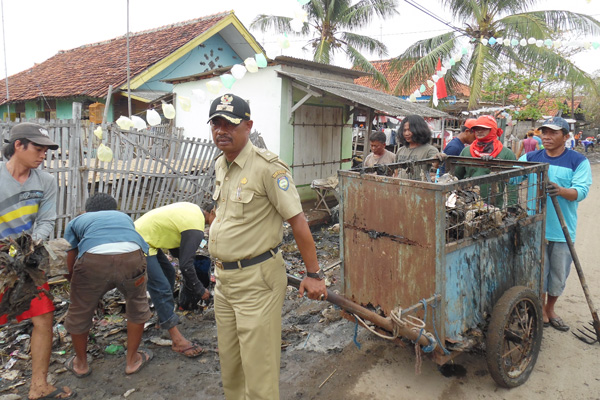 Gotong Royong, Warga Eretan Bersihkan Sampah