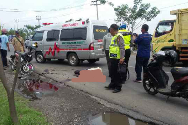 Kaget, Warga Kaliwedi Tewas Tabrak Truk di Losarang