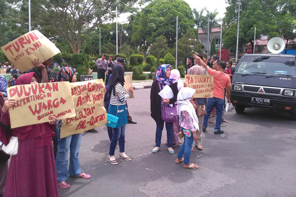 Protes terhadap Kuwunya, Warga Bobos Datangi Kantor Bupati