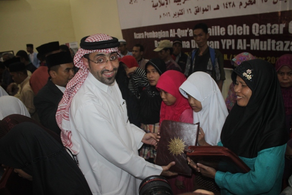 Qatar Charity Bagikan 200 Alquran Braille untuk Penyandang Tuna Netra di Wilayah III Cirebon