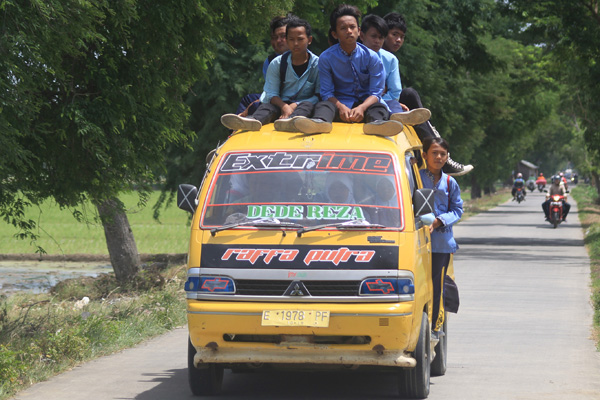 Sopir Angkum Dukung Larangan Pelajar Bawa Motor