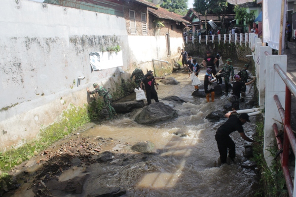 Giliran Kodim Kuningan dan Warga Bersihkan Sungai Citamba