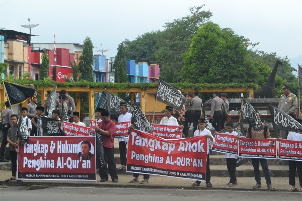 HTI Kuningan: Tangkap Ahok!