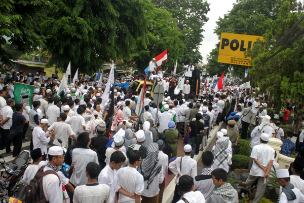 Ribuan Umat Muslim Kuningan Datangi Polres, Desak Polisi Penjarakan Ahok Atau….